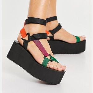 Like new! Only worn once!! Chunky sporty flatform platform in multicolor. US 9